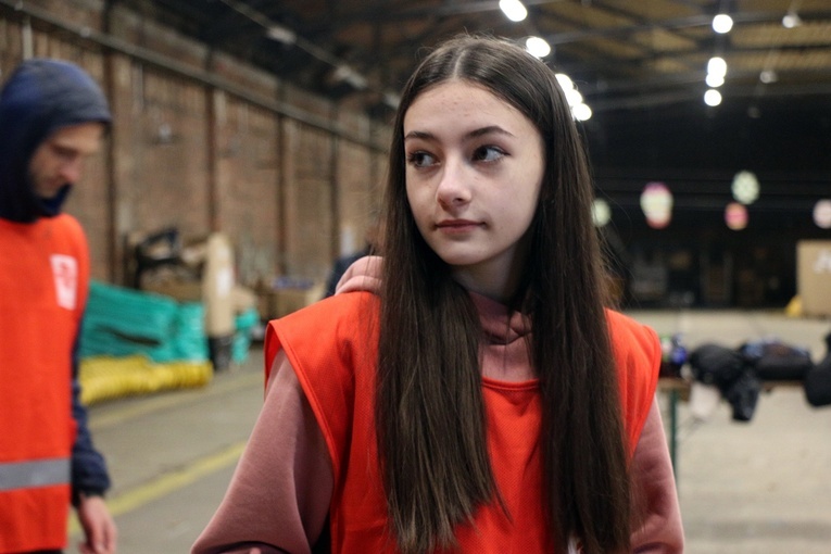 Pakowanie paczek dla najuboższych w Caritas