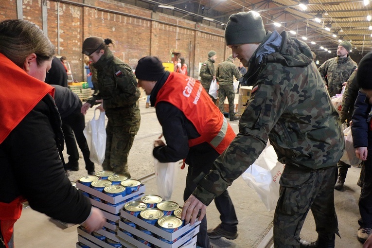 Pakowanie paczek dla najuboższych w Caritas