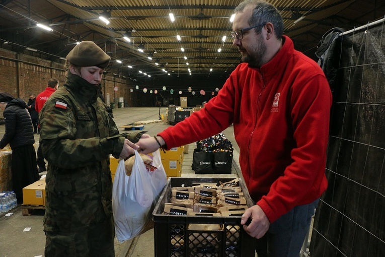 Pakowanie paczek dla najuboższych w Caritas