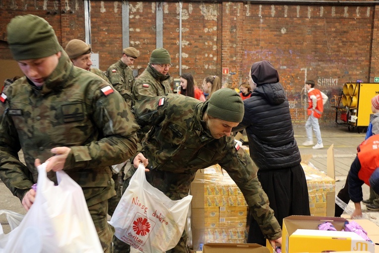 Pakowanie paczek dla najuboższych w Caritas