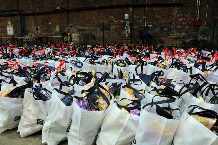 Pakowanie paczek dla najuboższych w Caritas