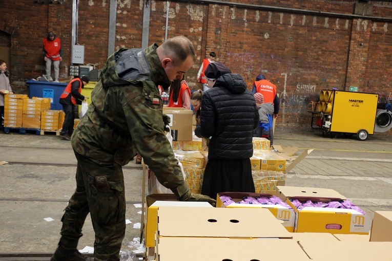 Pakowanie paczek dla najuboższych w Caritas