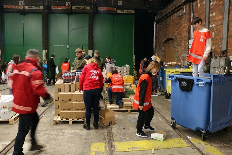 Pakowanie paczek dla najuboższych w Caritas