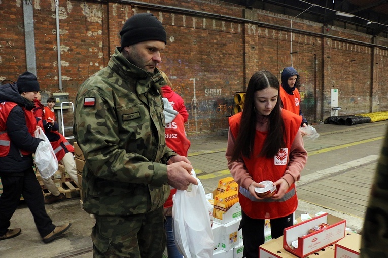 Pakowanie paczek dla najuboższych w Caritas