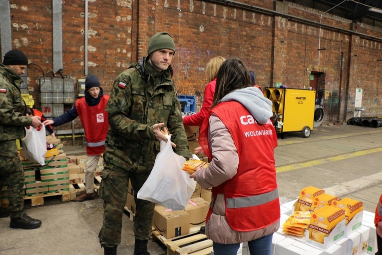 Pakowanie paczek dla najuboższych w Caritas