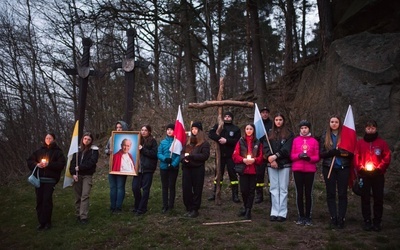 Młodzi z krzyżem i św. Janem Pawłem II pod "Grunwaldem" w Skamieniałym Mieście.