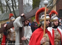 Abp Galbas o Misterium Męki Pańskiej: To jest wspaniała katecheza!