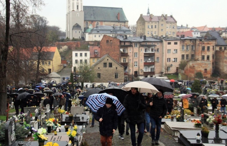 Wielkopiątkowa procesja mężczyzn w Głogówku