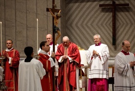 Papież Franciszek podczas Liturgii Wielkiego Piątku