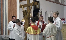 Bp Zadarko: Dźwiganie krzyża jest znakiem rozpoznawczym uczniów Chrystusa
