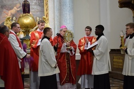 Liturgii Wielkiego Piątku w bazylice na Świętym Krzyżu przewodniczył bp Krzysztof Nitkiewicz.