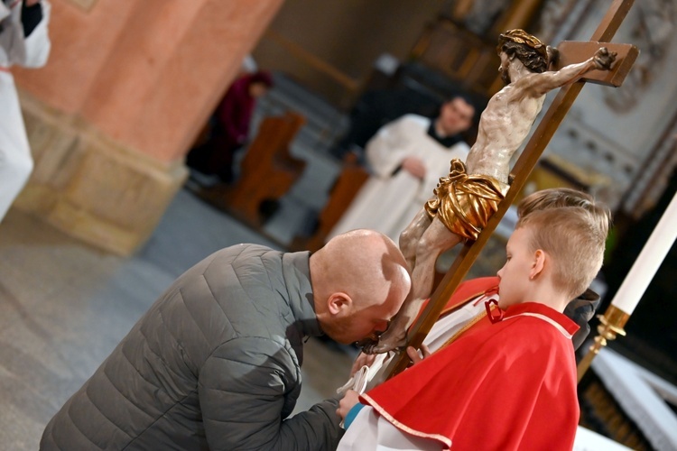 Liturgia Męki Pańskiej 2023 w świdnickiej katedrze