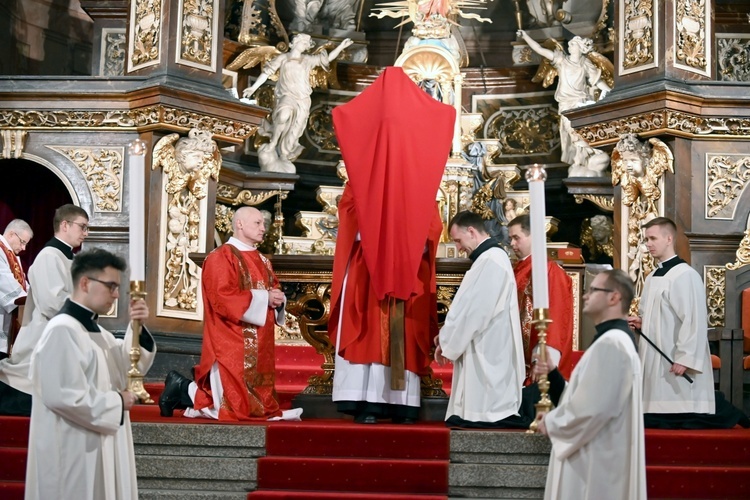 Liturgia Męki Pańskiej 2023 w świdnickiej katedrze