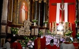 Biskup okadzający grób Pański. Obok wizerunek św. Jana Pawła II.