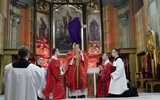 Biskup Piotr Greger podczas odsłonięcia krzyża do adoracji w katedrze św. Mikołaja w Bielsku-Białej.