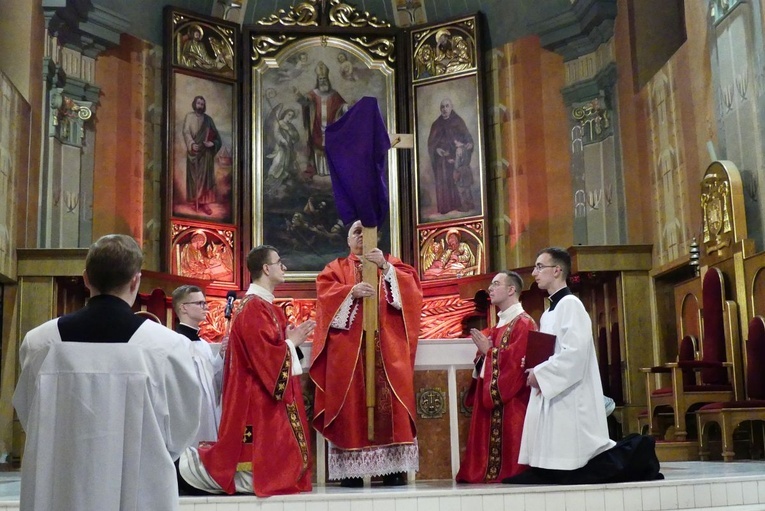 Biskup Piotr Greger podczas odsłonięcia krzyża do adoracji w katedrze św. Mikołaja w Bielsku-Białej.