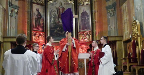 Biskup Piotr Greger podczas odsłonięcia krzyża do adoracji w katedrze św. Mikołaja w Bielsku-Białej.
