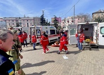 Ukraina: Minuta ciszy na dworcach w rocznicę ostrzału stacji w Kramatorsku, w którym zginęło 61 osób