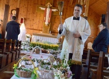 Pokarmy w kościele pw. Chrystusa Kapłana w Radomiu (koło seminarium) błogosławi proboszcz ks. Rafał Widuliński.