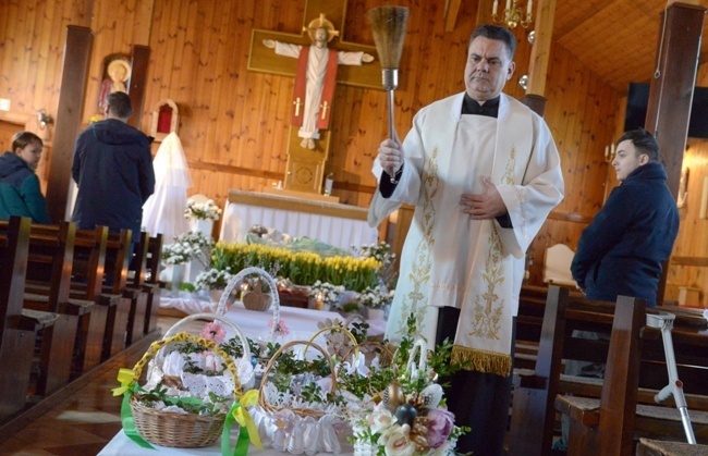 Pokarmy w kościele pw. Chrystusa Kapłana w Radomiu (koło seminarium) błogosławi proboszcz ks. Rafał Widuliński.