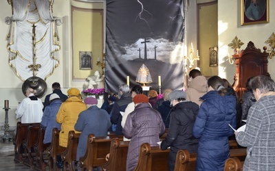 W parafii św. Jakuba w Skierniewicach ciemna jutrznia odmawiana jest od lat.