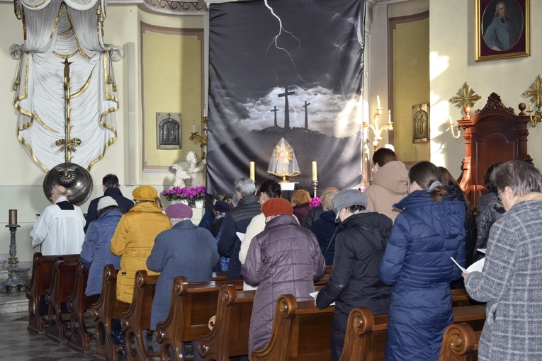 W parafii św. Jakuba w Skierniewicach ciemna jutrznia odmawiana jest od lat.