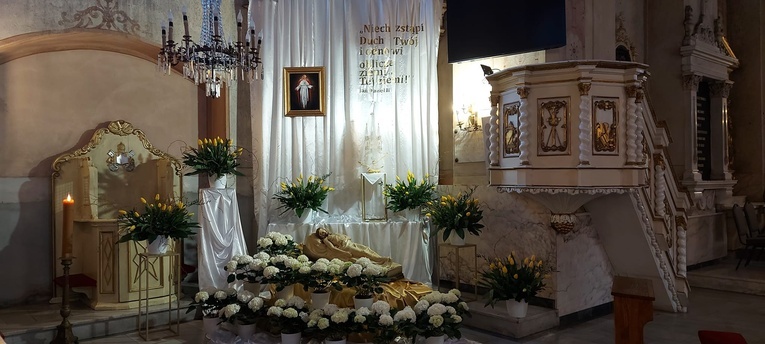 Grób w parafii w Łaniętach