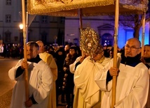 Na zakończenie liturgii zebrani przeszli wokół pl. św. Jana Pawła II z procesją rezurekcyjną.