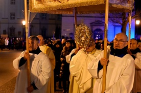 Na zakończenie liturgii zebrani przeszli wokół pl. św. Jana Pawła II z procesją rezurekcyjną.
