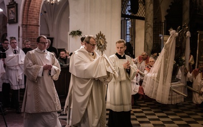 Liturgia rozpoczęła się tradycyjną procesją z Najświętszym Sakramentem.