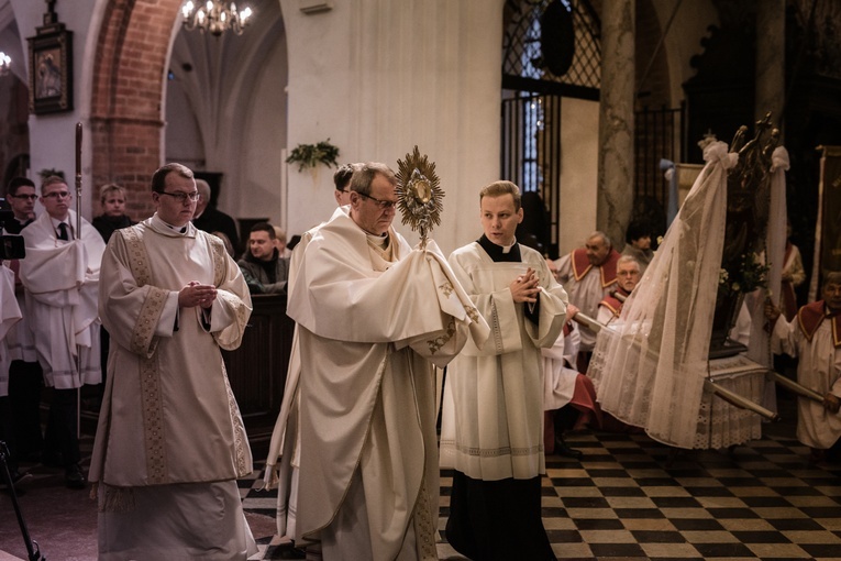 Liturgia rozpoczęła się tradycyjną procesją z Najświętszym Sakramentem.