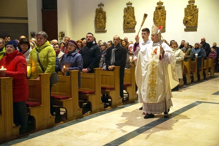 Świdnica. Wigilia Paschalna u Królowej Polski z chrztem katechumena
