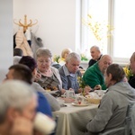 Świdnica. Wielkanocne śniadanie bp Marek Mendyk zjadł z ubogimi