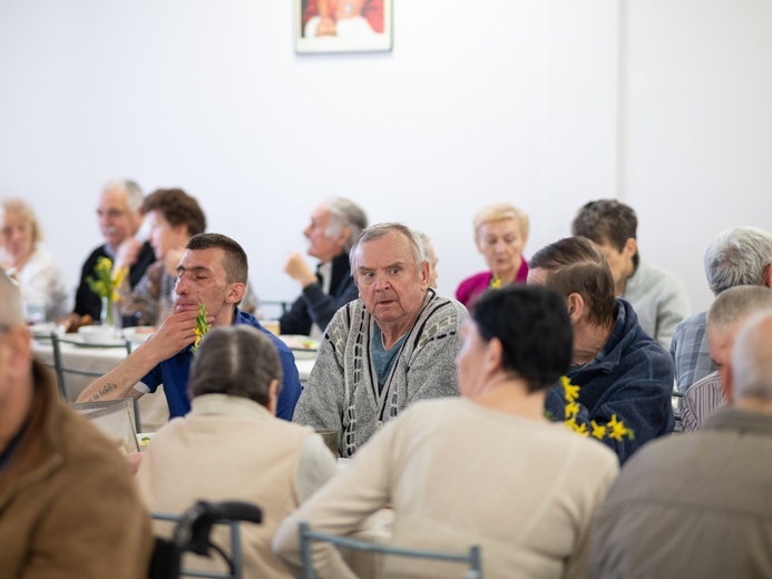 Świdnica. Wielkanocne śniadanie bp Marek Mendyk zjadł z ubogimi