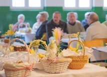 Świdnica. Wielkanocne śniadanie bp Marek Mendyk zjadł z ubogimi