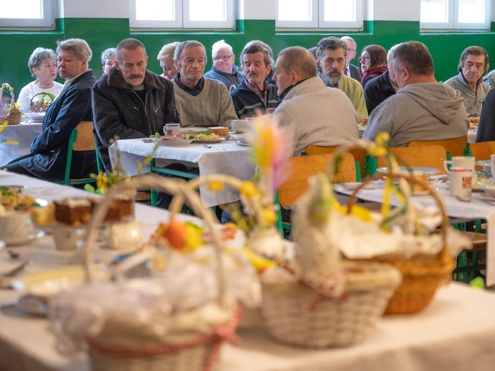 Świdnica. Wielkanocne śniadanie bp Marek Mendyk zjadł z ubogimi