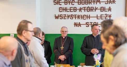 Świdnica. Wielkanocne śniadanie bp Marek Mendyk zjadł z ubogimi