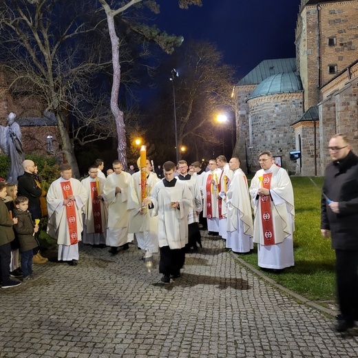 Płock. Wigilia Paschalna w katedrze