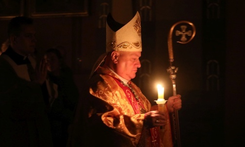 Biskup, kapłani i wierni ze świecami - wpatrzeni w światło Chrystusa...