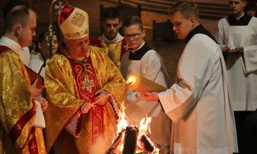 Przed wejściem do katedry odbyło się poświęcenie ognia.