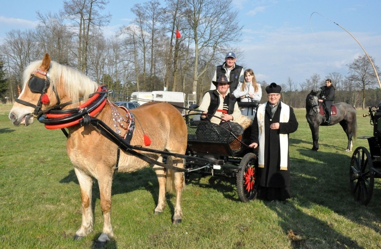 Wielkanocna procesja konna w Żędowicach