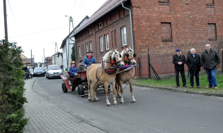 Wielkanocna procesja konna w Żędowicach