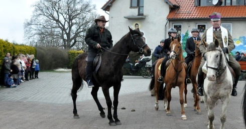 Wielkanocna procesja konna w Żędowicach