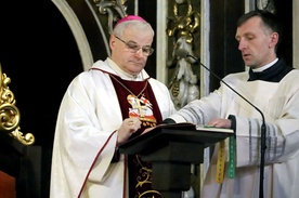 Biskup świdnicki w czasie wielkanocnej liturgii.