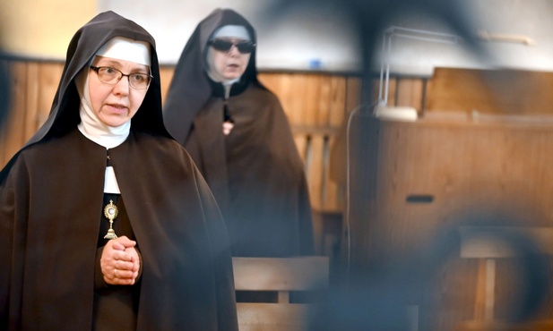 Siostry klaryski w czasie Mszy św. w miejscowym kościele.