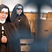Siostry klaryski w czasie Mszy św. w miejscowym kościele.