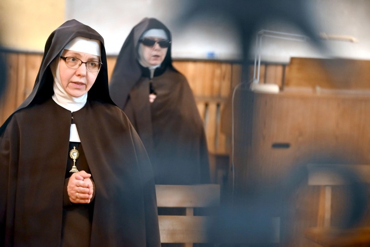 Siostry klaryski w czasie Mszy św. w miejscowym kościele.