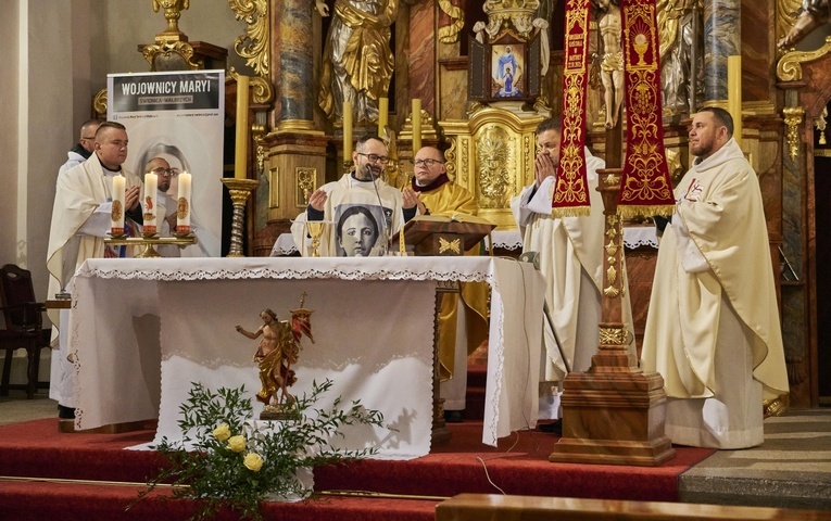 Świerki. Zawierzyli kapłanów Matce Bożej