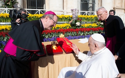 Papież Franciszek błogosławi insygnia królewskie oraz różę dla Matki Bożej Pocieszenia.