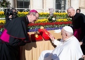 Papież Franciszek błogosławi insygnia królewskie oraz różę dla Matki Bożej Pocieszenia.